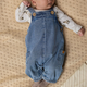 Lil' Atelier Kojenecké kalhoty Garders Medium Blue Denim NBNTAYA